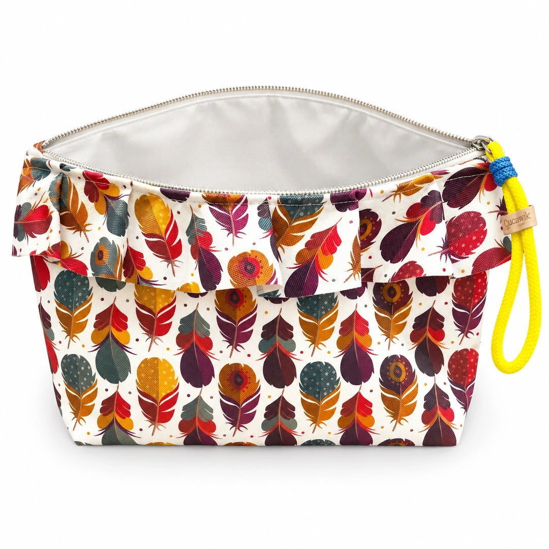 Necessaire Grande Impermeável Maggy com Folho Penas Coloridas — aberta e vazia, interior branco sem forro nem divisórias
