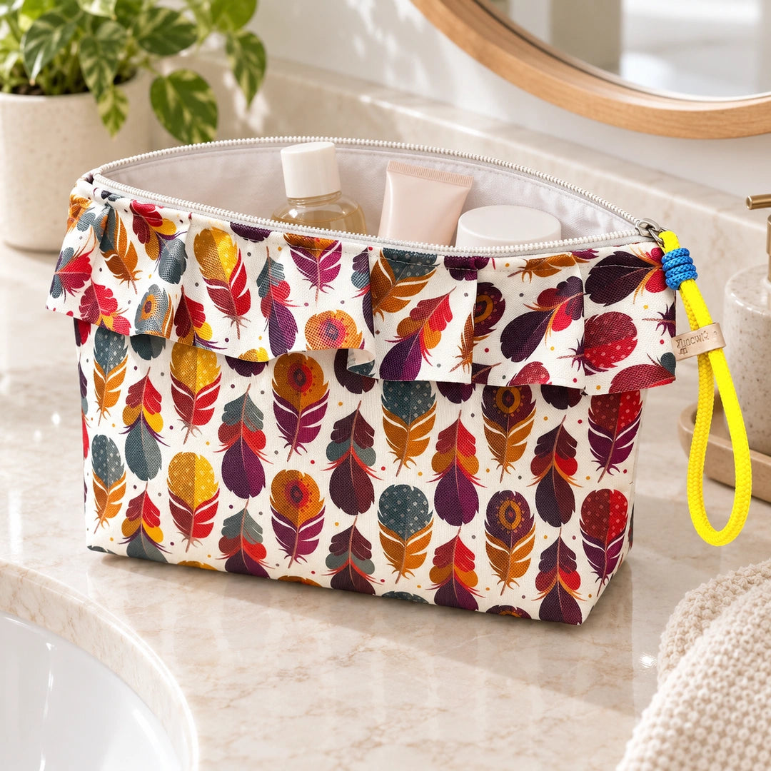 Necessaire Grande Impermeável Maggy com Folho Penas Coloridas — aberta com produtos de higiene