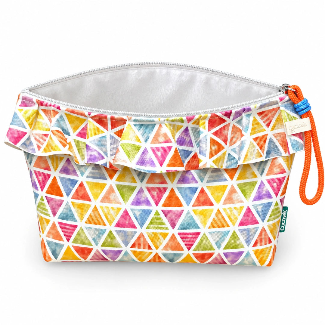 Necessaire Grande Impermeável Maggy com Folho Triângulos Coloridos Pastel — aberta e vazia, interior branco sem forro nem divisórias