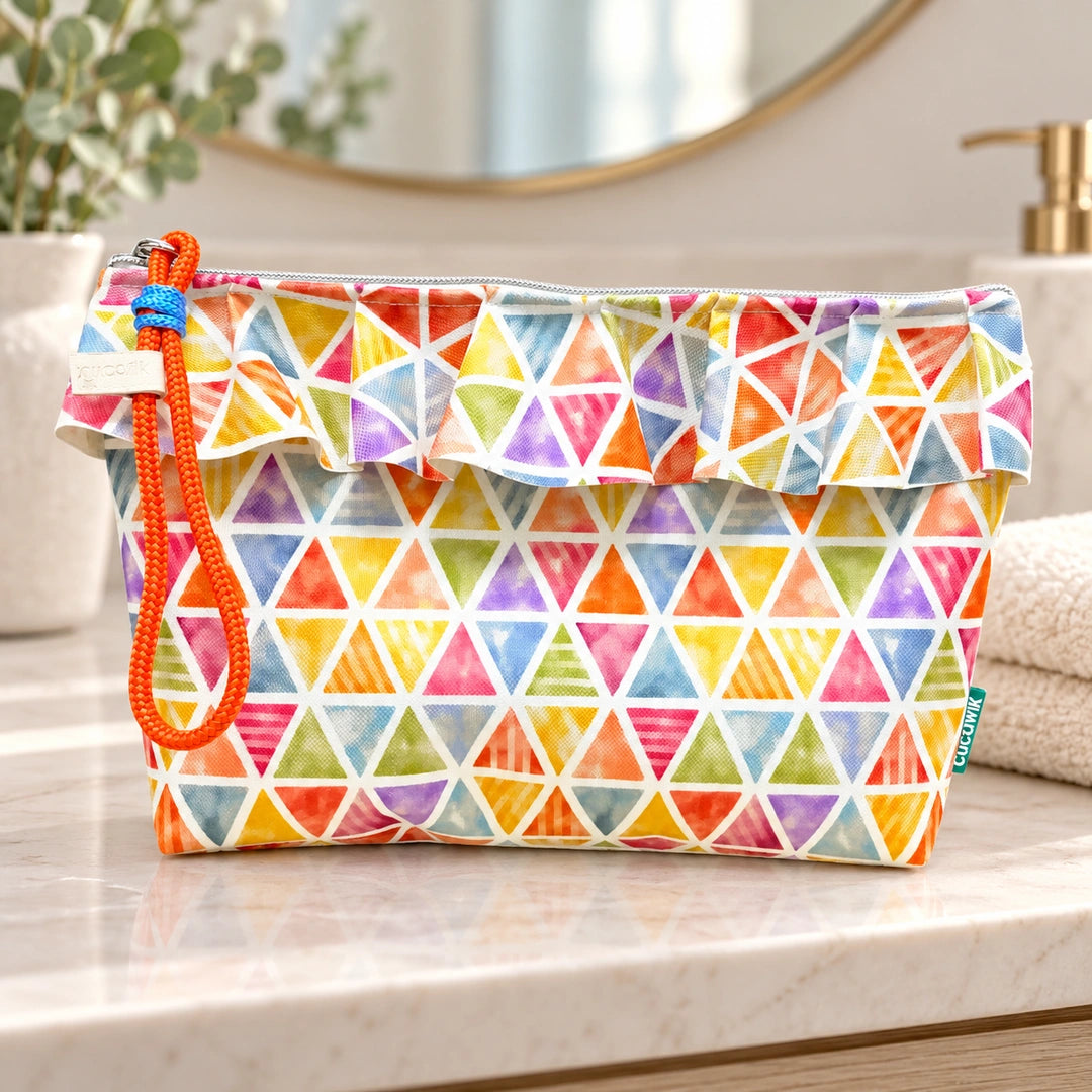 Necessaire Grande Impermeável Maggy com Folho Triângulos Coloridos Pastel — fechada em ambiente de casa de banho