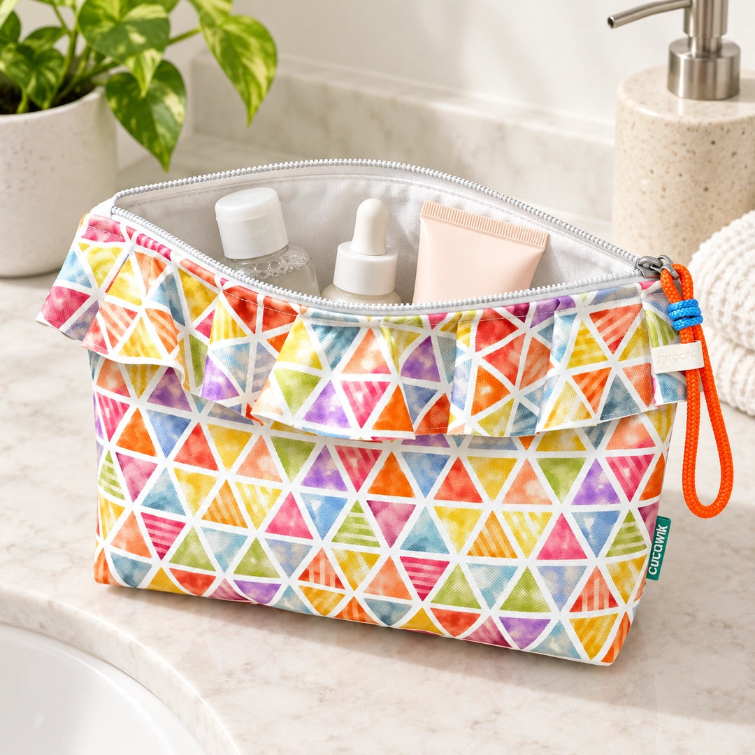 Necessaire Grande Impermeável Maggy com Folho Triângulos Coloridos Pastel — aberta com produtos de higiene