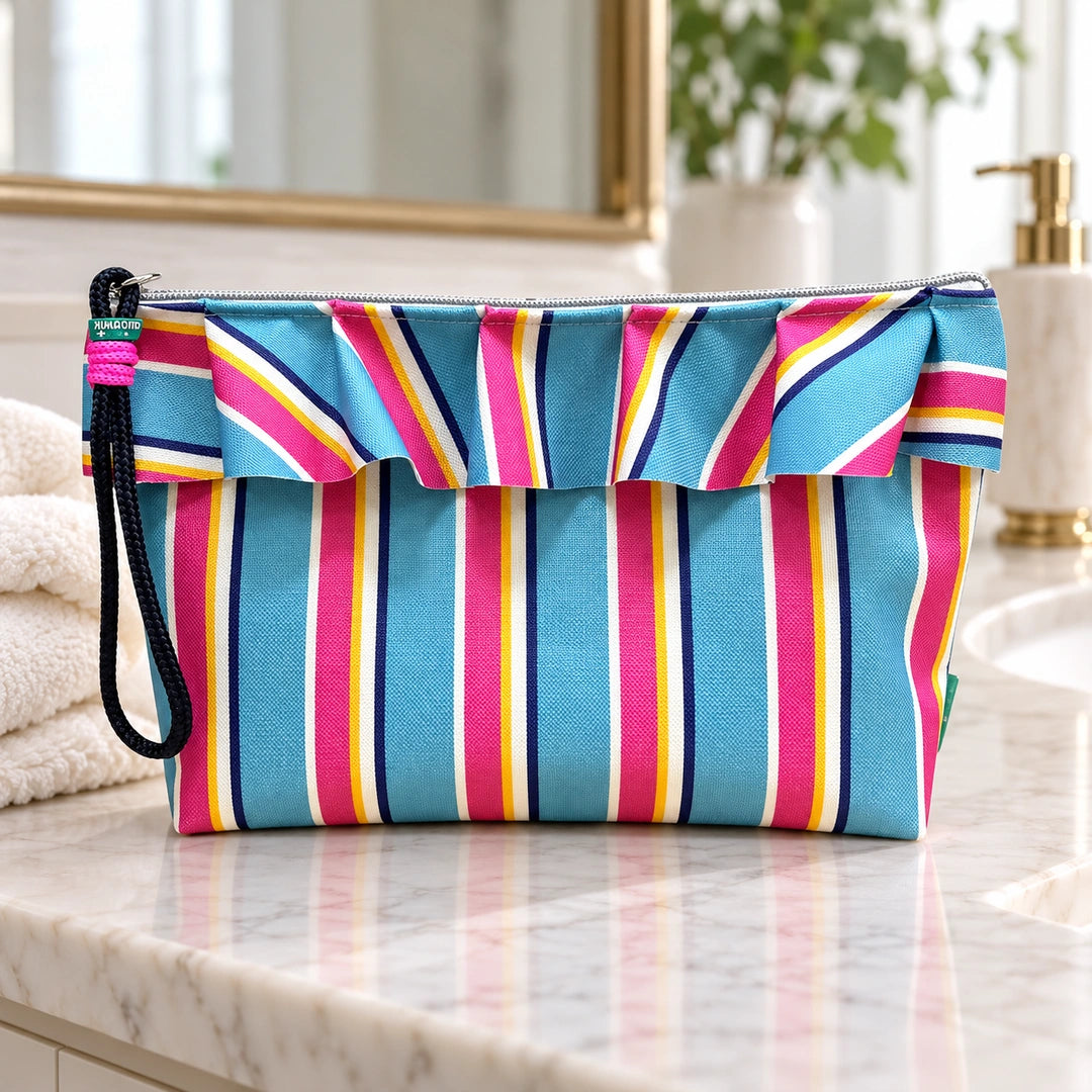 Necessaire Grande Impermeável Maggy com Folho Riscas Turquesa Rosa — fechada em ambiente de casa de banho