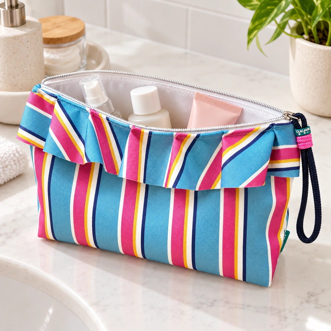 Necessaire Grande Impermeável Maggy com Folho Riscas Turquesa Rosa — aberta com produtos de higiene