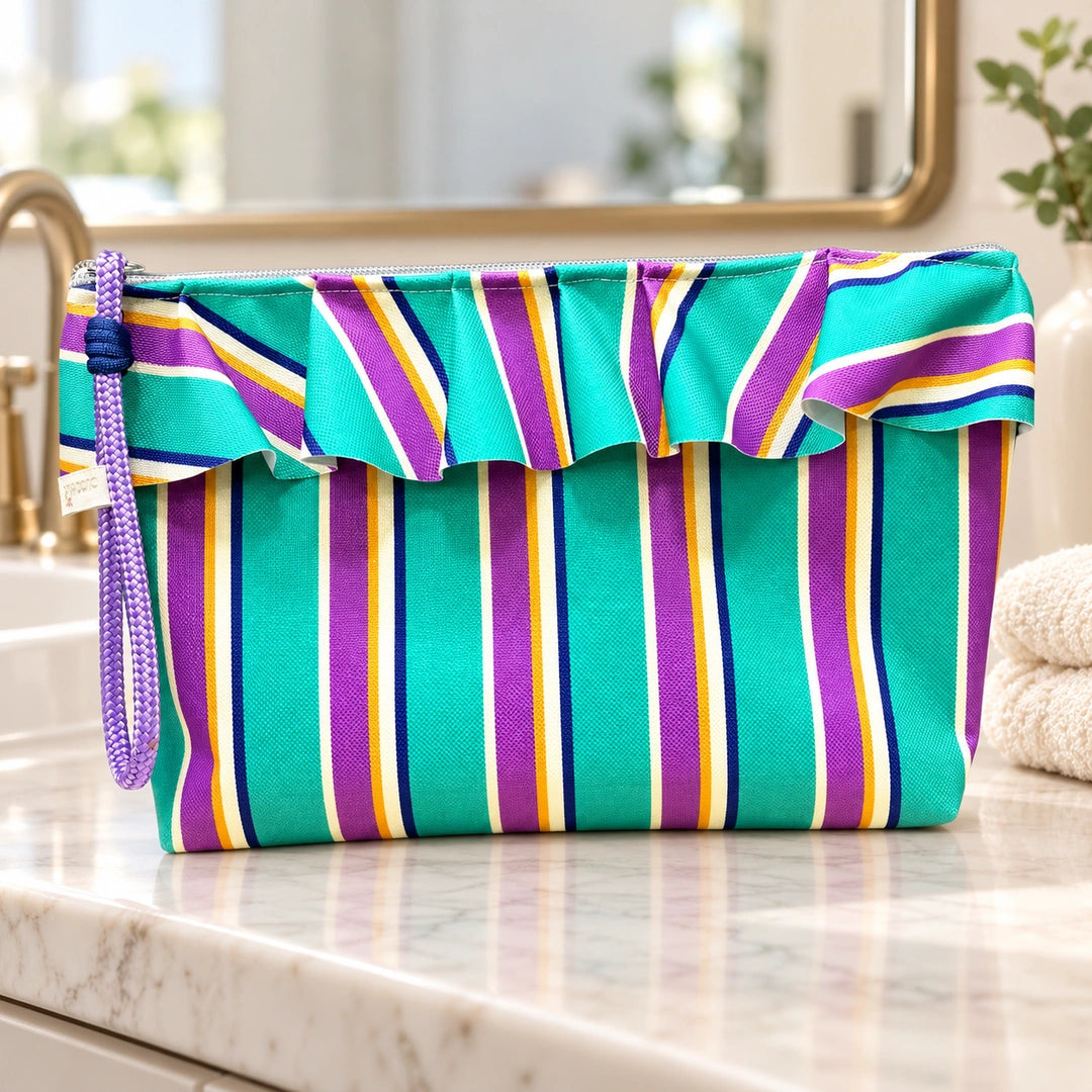 Necessaire Grande Impermeável Maggy com Folho Riscas Verdes Roxo — fechada em ambiente de casa de banho