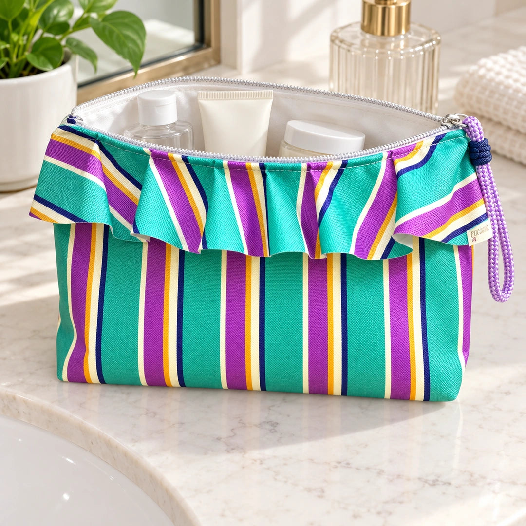 Necessaire Grande Impermeável Maggy com Folho Riscas Verdes Roxo — aberta com produtos de higiene