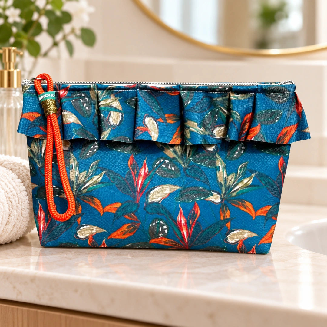 Necessaire Grande Impermeável Maggy com Folho Folhas Exóticas Azul Petróleo — fechada em ambiente de casa de banho