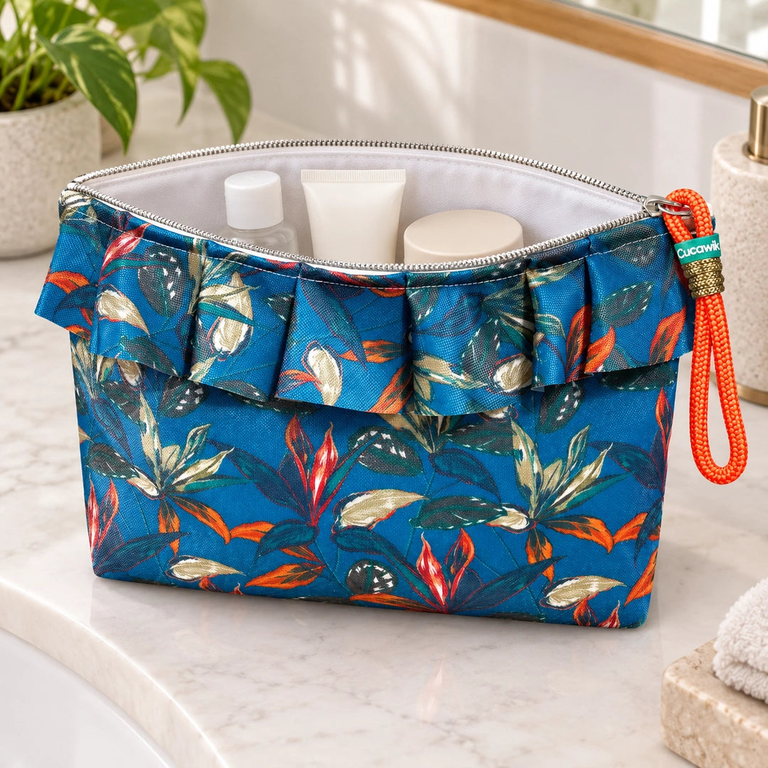 Necessaire Grande Impermeável Maggy com Folho Folhas Exóticas Azul Petróleo — aberta com produtos de higiene