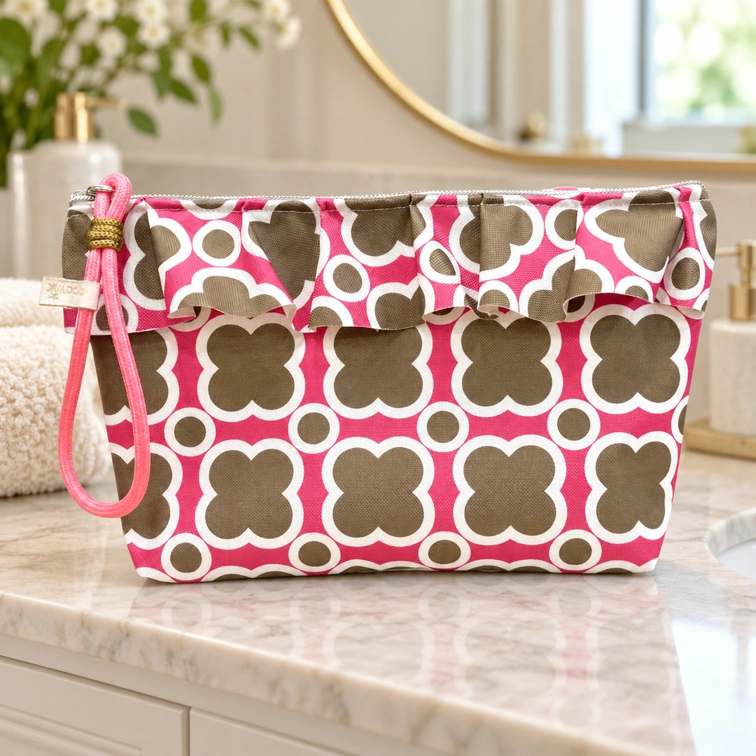 Necessaire Grande Impermeável Maggy com Folho Mosaico Verde Rosa — fechada em ambiente de casa de banho