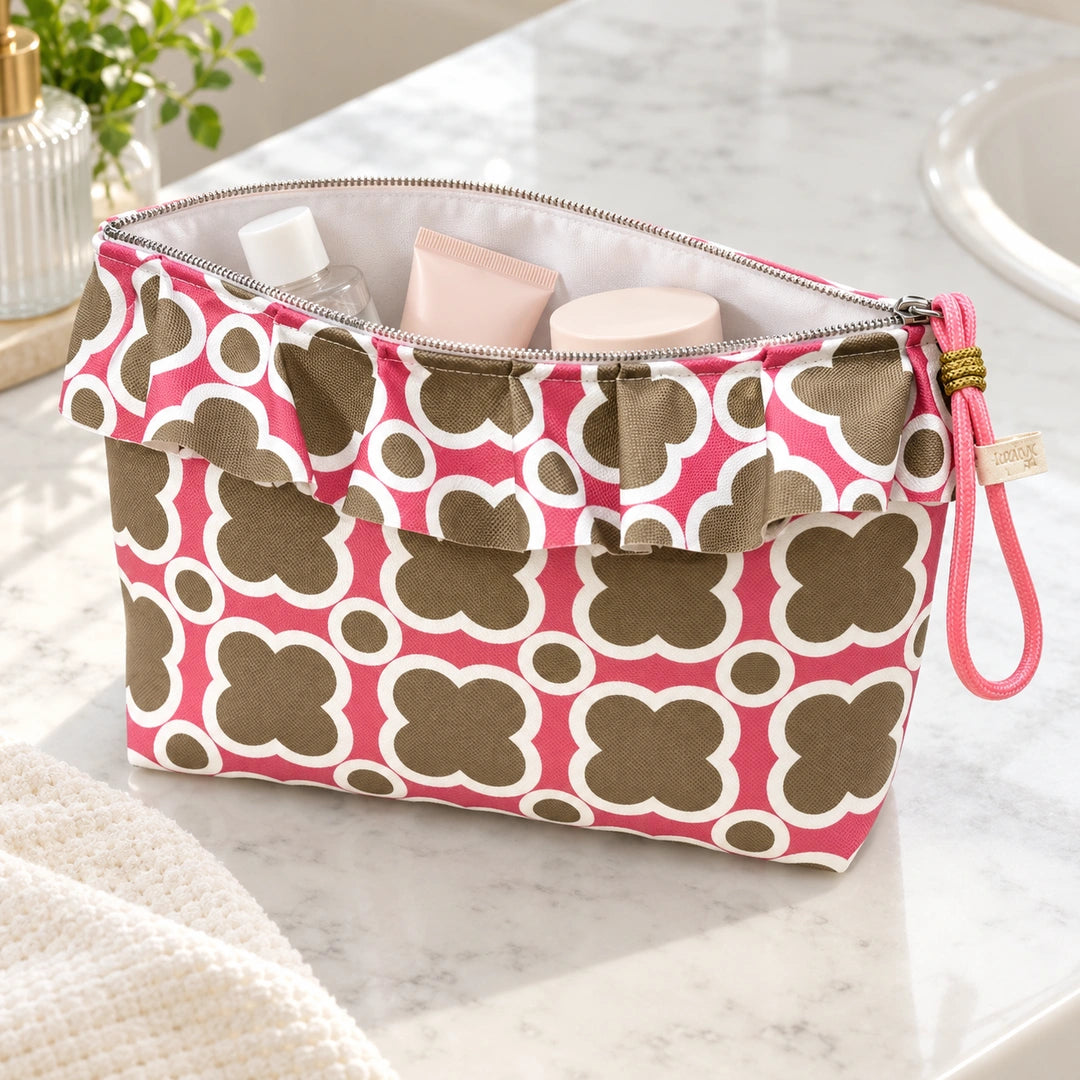 Necessaire Grande Impermeável Maggy com Folho Mosaico Verde Rosa — aberta com produtos de higiene