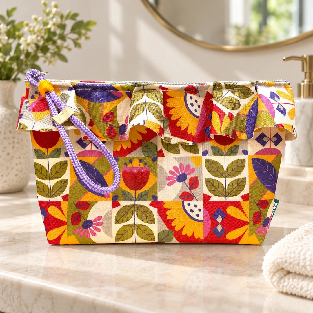 Necessaire Grande Impermeável Maggy com Folho Flores Mosaico Folk Colorido — fechada em ambiente de casa de banho