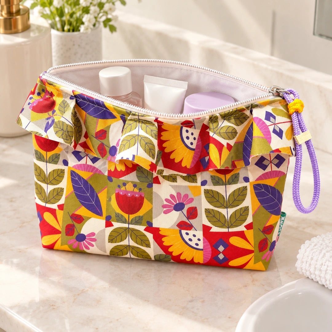 Necessaire Grande Impermeável Maggy com Folho Flores Mosaico Folk Colorido — aberta com produtos de higiene