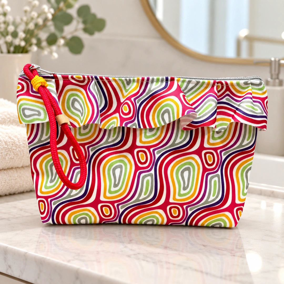 Necessaire Grande Impermeável Maggy com Folho Orgânico Ondulado Colorido — fechada em ambiente de casa de banho