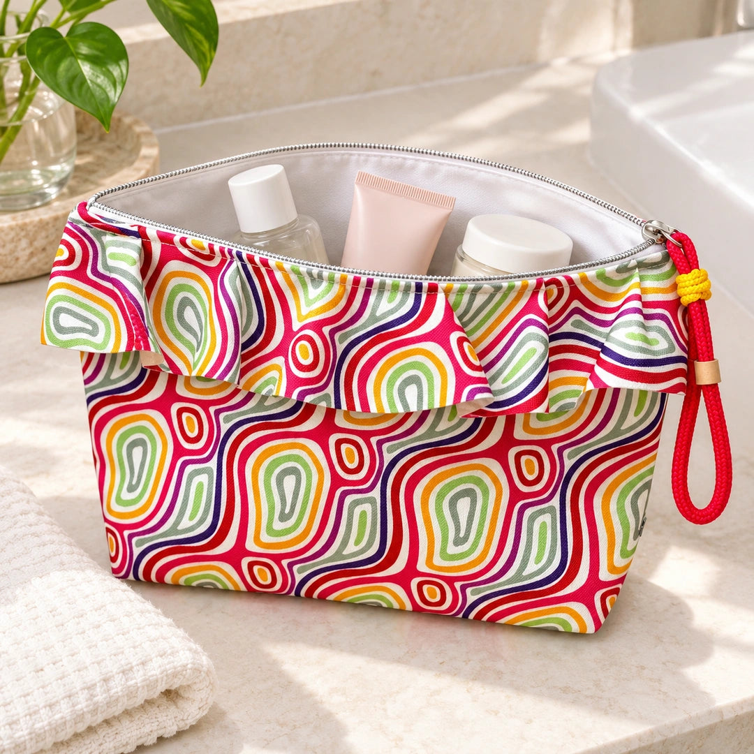 Necessaire Grande Impermeável Maggy com Folho Orgânico Ondulado Colorido — aberta com produtos de higiene