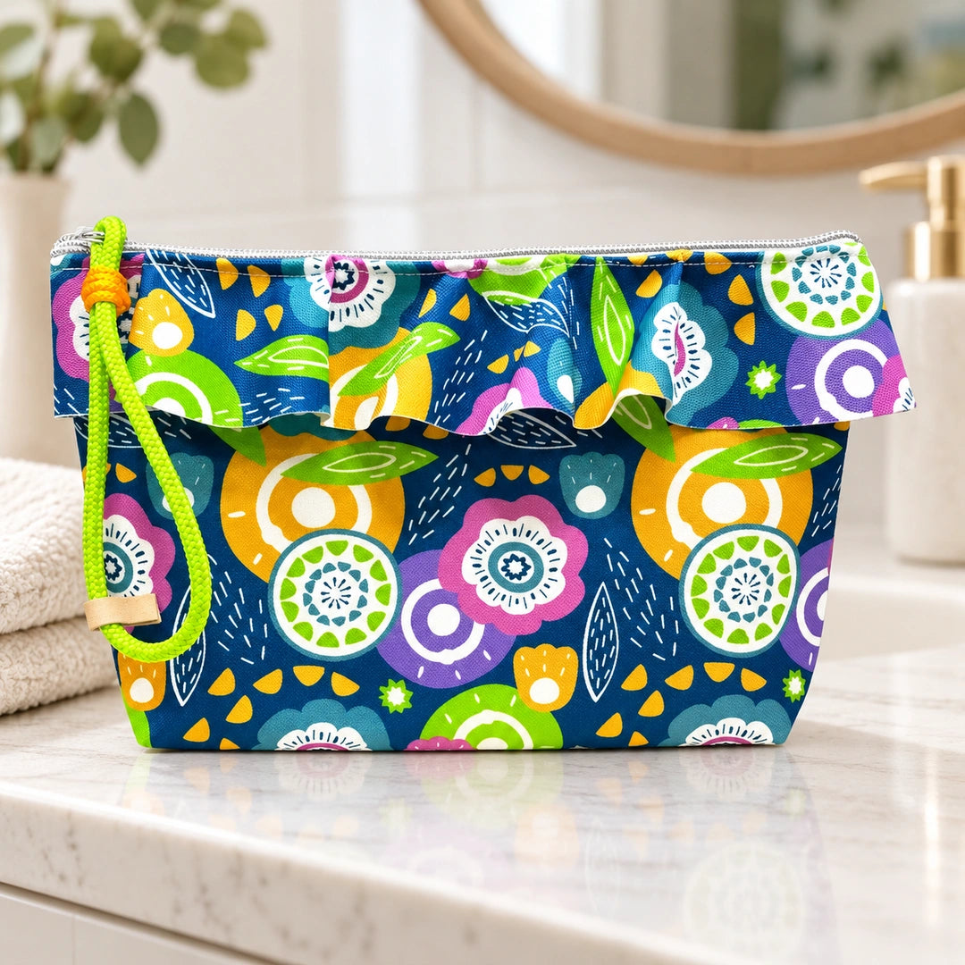 Necessaire Grande Impermeável Maggy com Folho Flores Coloridas Fundo Petróleo — fechada em ambiente de casa de banho