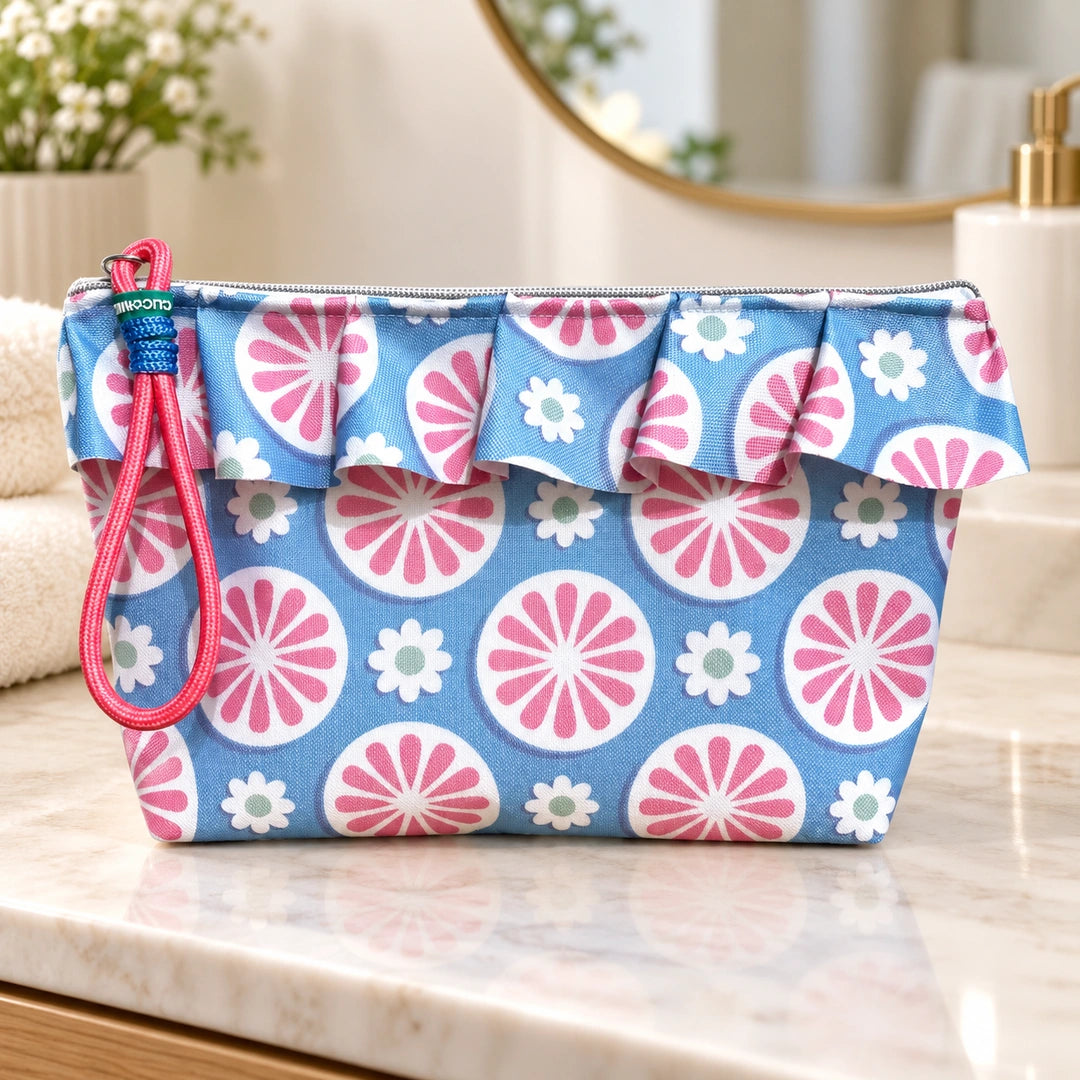 Necessaire Grande Impermeável Maggy com Folho Flores Retro Azul Rosa — fechada em ambiente de casa de banho