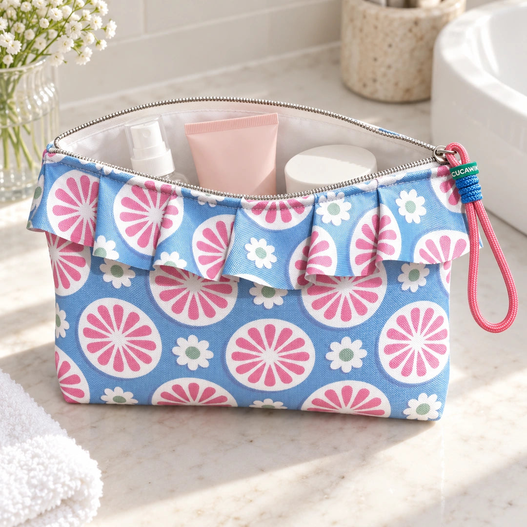 Necessaire Grande Impermeável Maggy com Folho Flores Retro Azul Rosa — aberta com produtos de higiene
