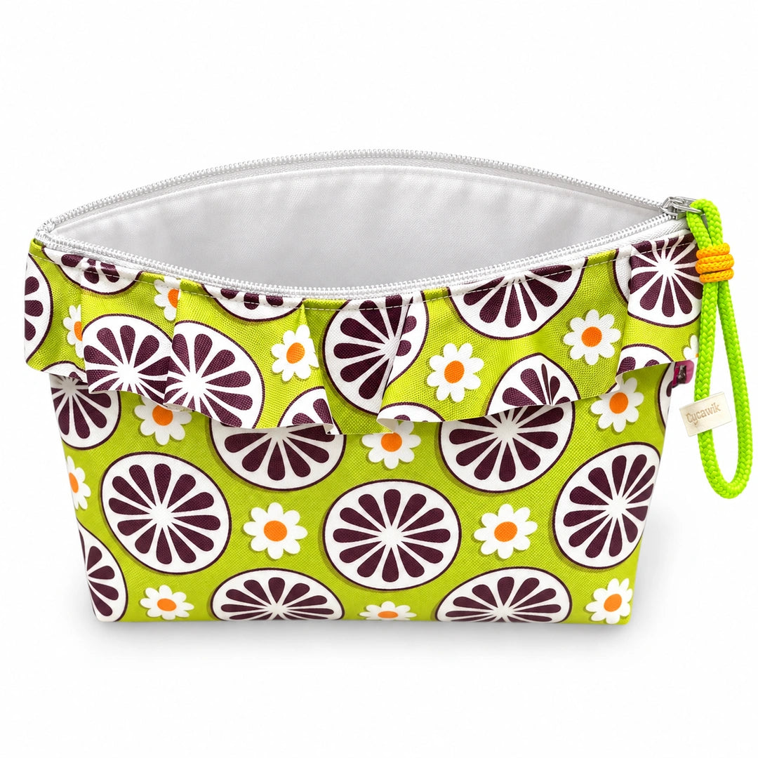 Necessaire Grande Impermeável Maggy com Folho Flores Retro Verde Roxo — aberta e vazia, interior branco sem forro nem divisórias