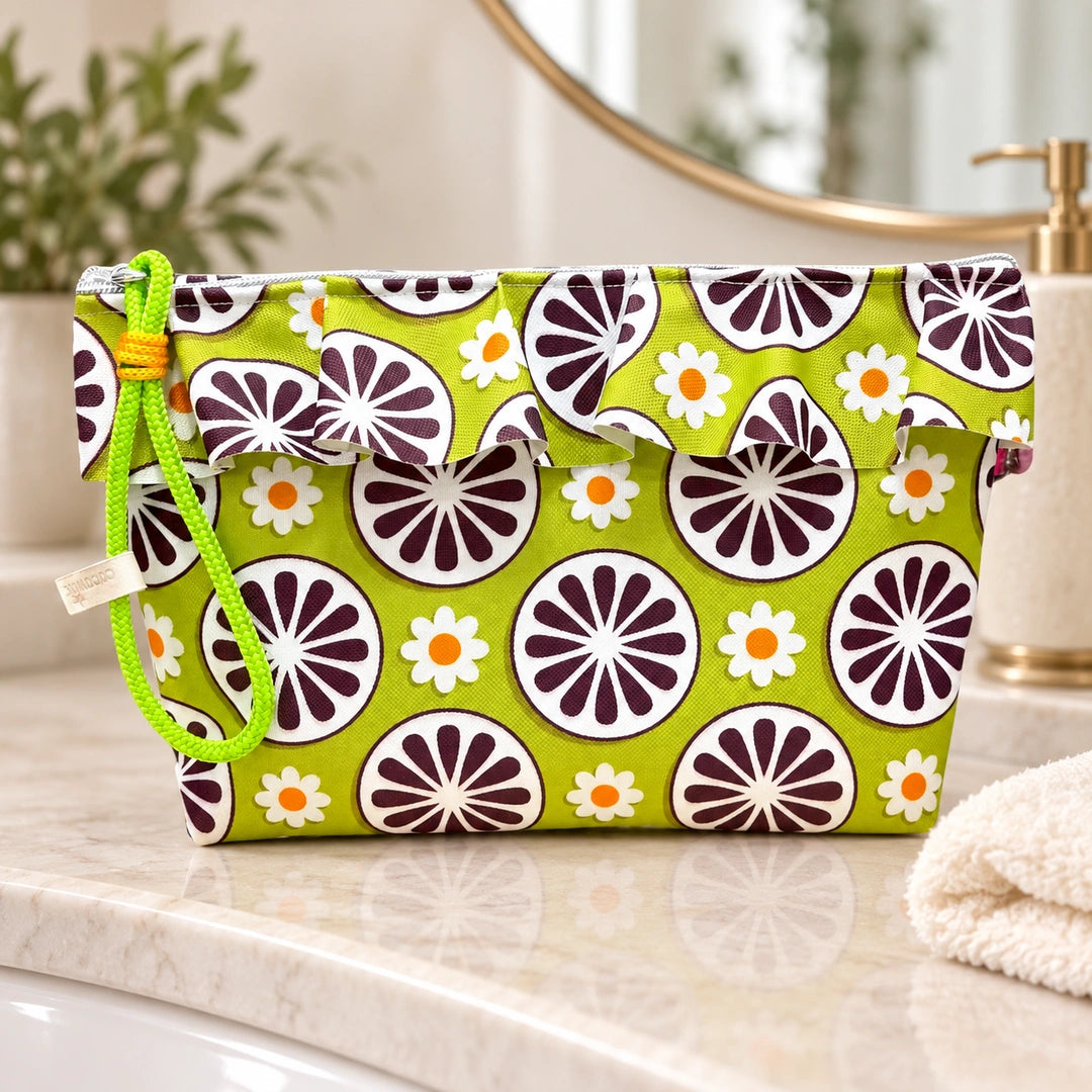 Necessaire Grande Impermeável Maggy com Folho Flores Retro Verde Roxo — fechada em ambiente de casa de banho