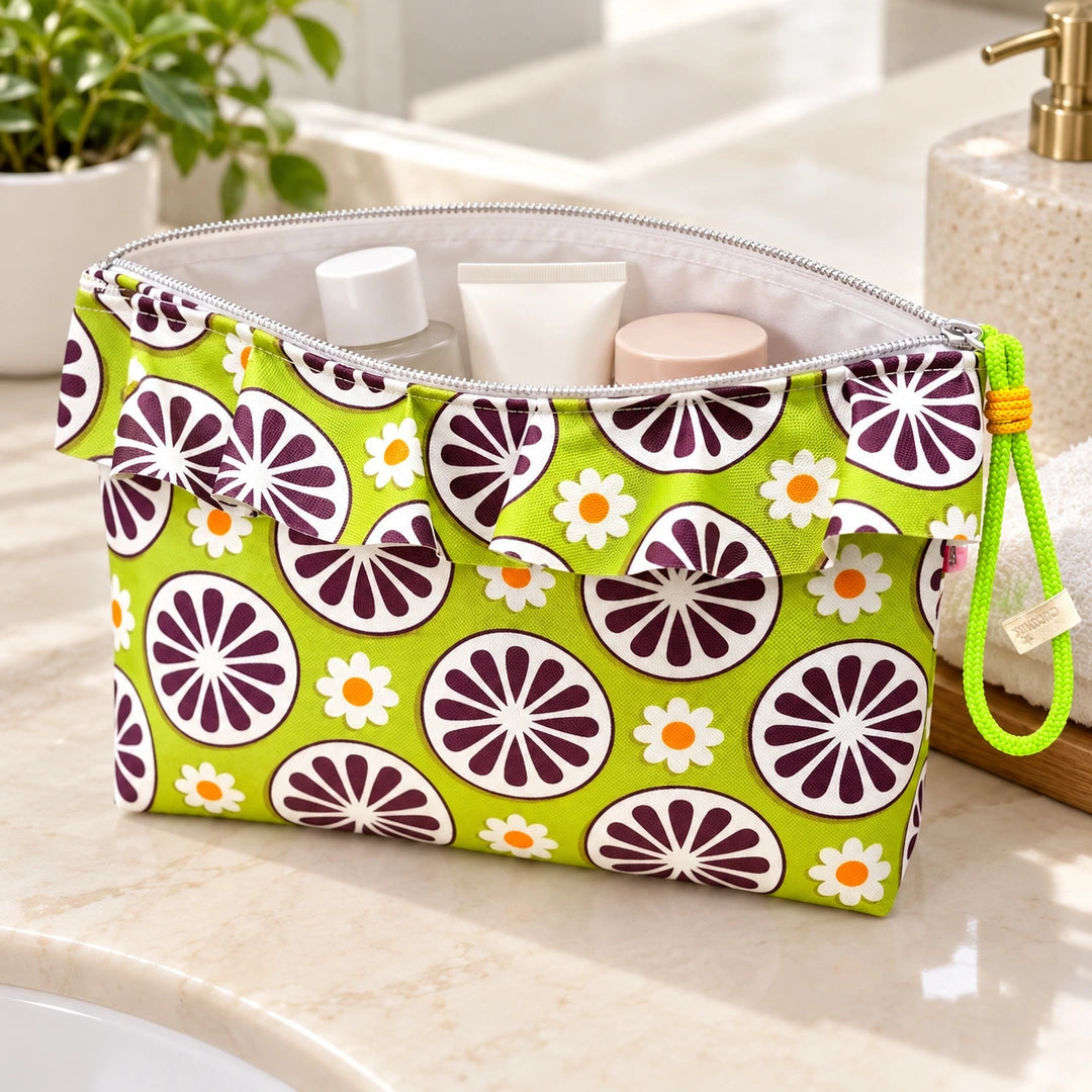 Necessaire Grande Impermeável Maggy com Folho Flores Retro Verde Roxo — aberta com produtos de higiene