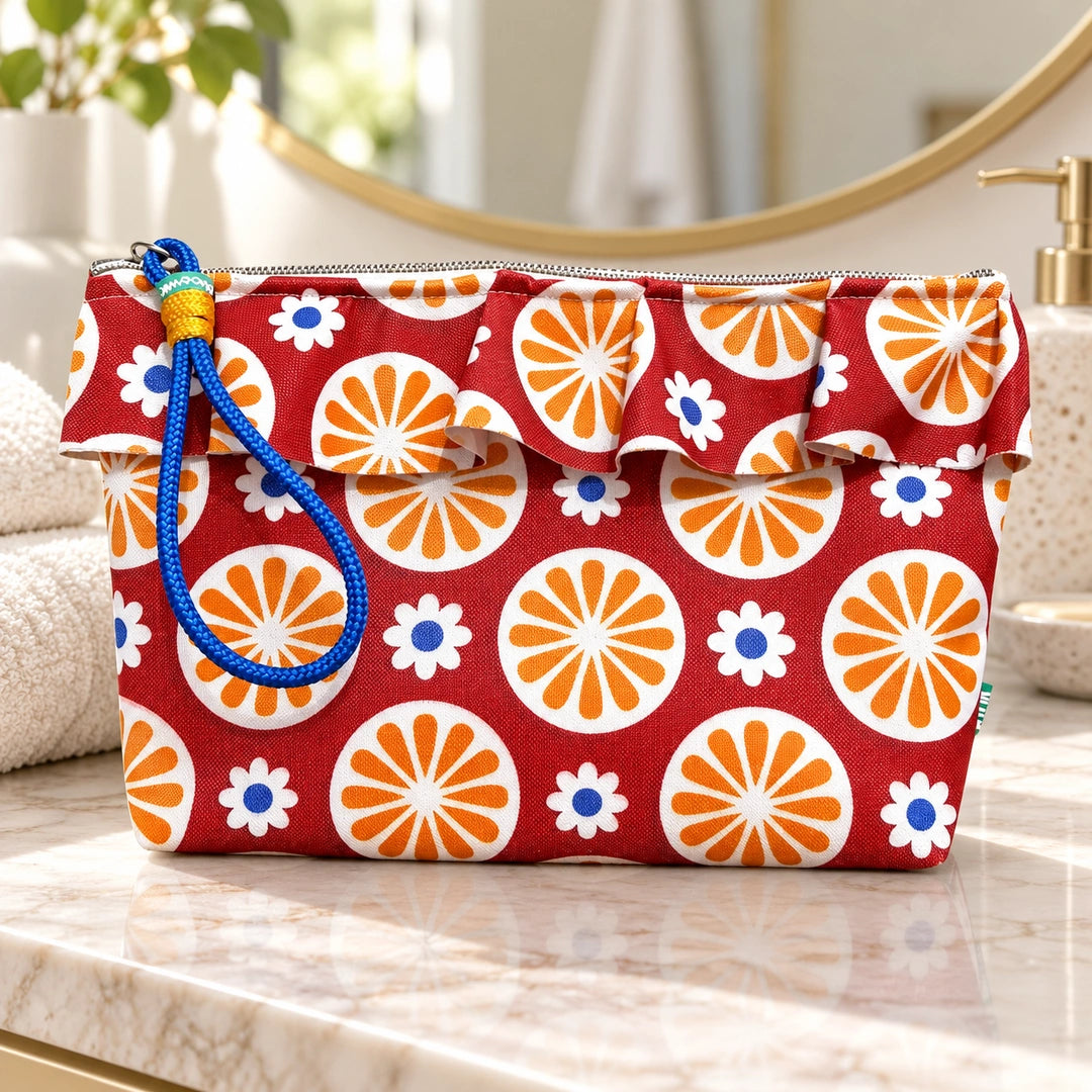 Necessaire Grande Impermeável Maggy com Folho Flores Retro Vermelho Laranja — fechada em ambiente de casa de banho