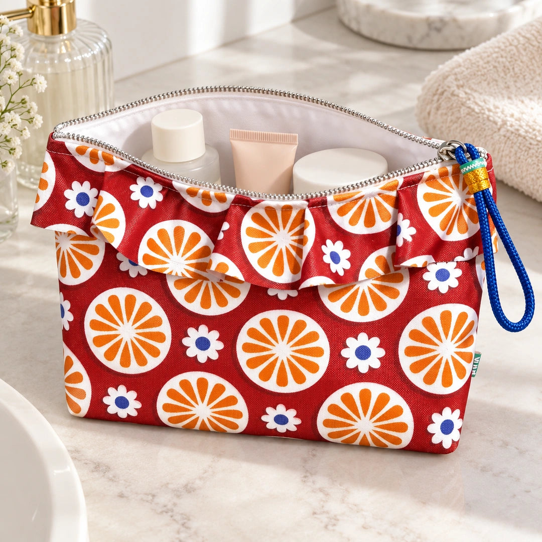 Necessaire Grande Impermeável Maggy com Folho Flores Retro Vermelho Laranja — aberta com produtos de higiene