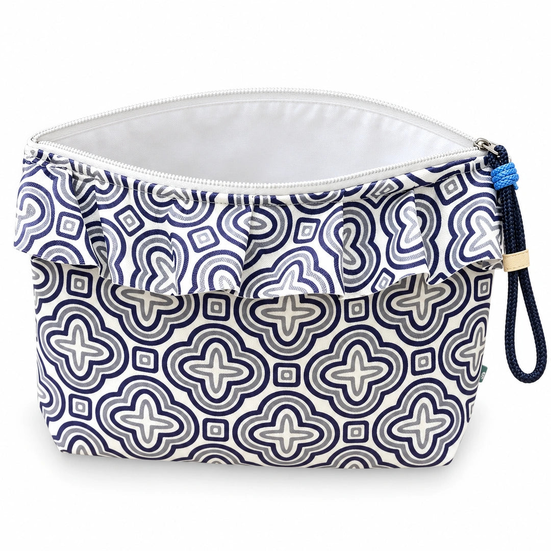 Necessaire Grande Impermeável Maggy com Folho Quatrefoil Azul Ornamental — aberta e vazia, interior branco sem forro nem divisórias