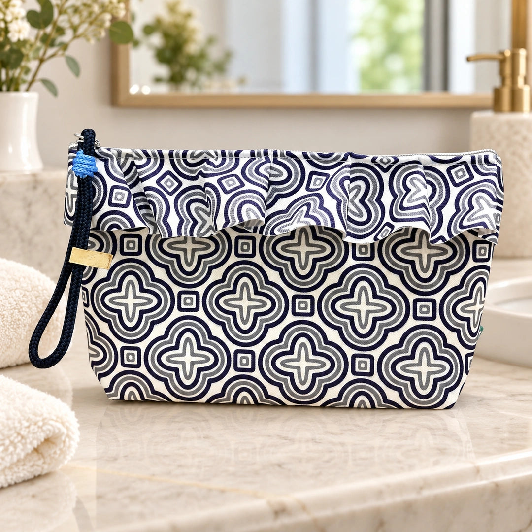 Necessaire Grande Impermeável Maggy com Folho Quatrefoil Azul Ornamental — fechada em ambiente de casa de banho