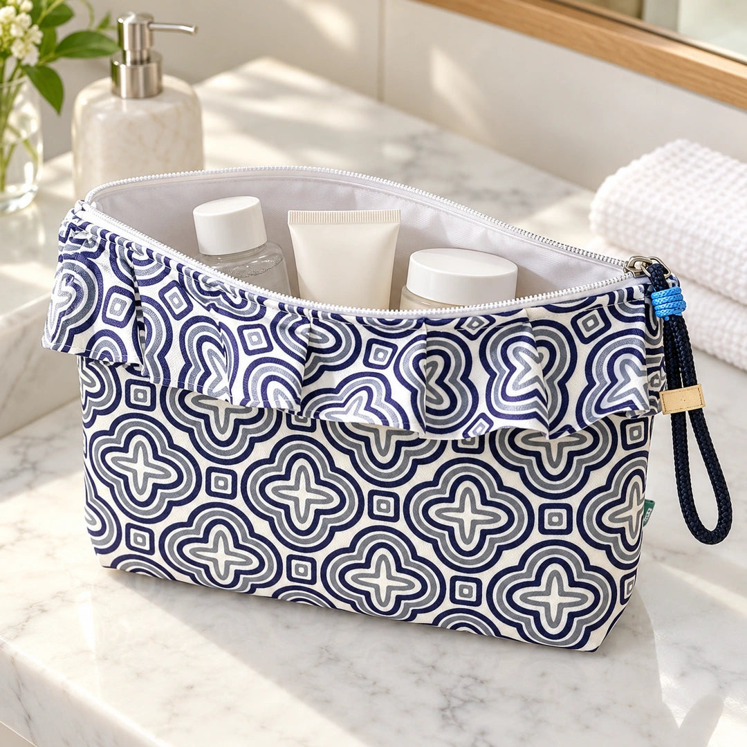 Necessaire Grande Impermeável Maggy com Folho Quatrefoil Azul Ornamental — aberta com produtos de higiene