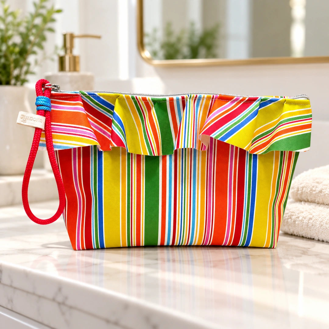 Necessaire Grande Impermeável Maggy com Folho Riscas Coloridas Laranja — fechada em ambiente de casa de banho