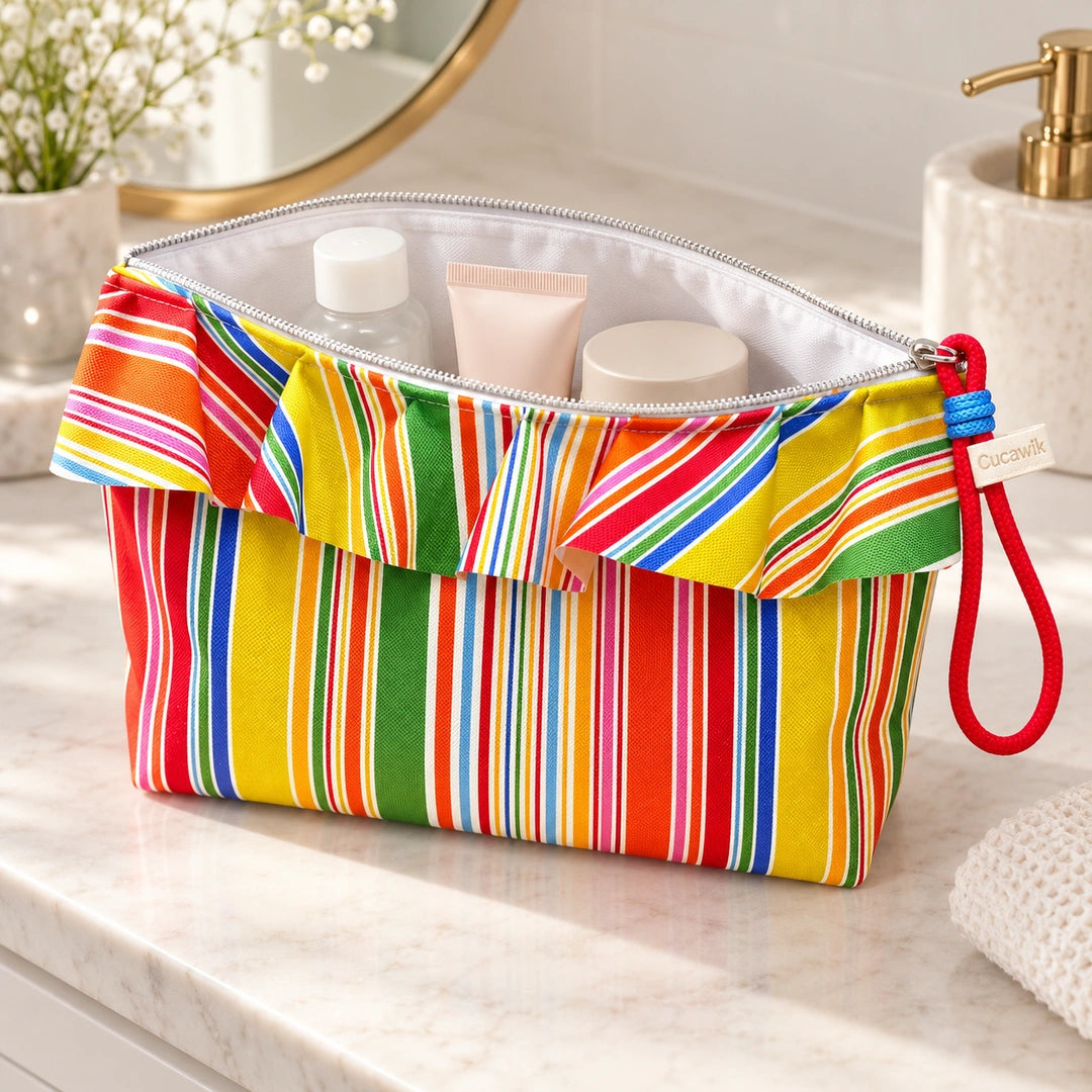 Necessaire Grande Impermeável Maggy com Folho Riscas Coloridas Laranja — aberta com produtos de higiene