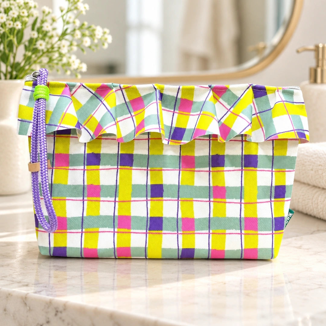Necessaire Grande Impermeável Maggy com Folho Xadrez Colorido Pastel — fechada em ambiente de casa de banho