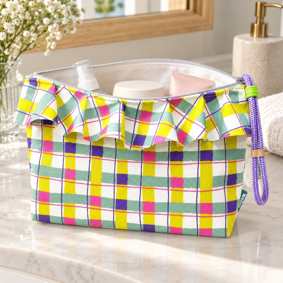 Necessaire Grande Impermeável Maggy com Folho Xadrez Colorido Pastel — aberta com produtos de higiene
