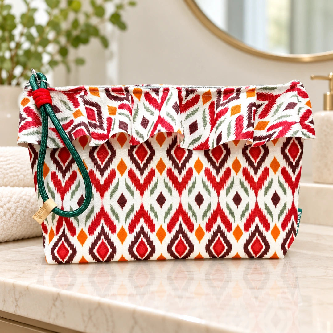 Necessaire Grande Impermeável Maggy com Folho Ikat Losangos Multicor — fechada em ambiente de casa de banho