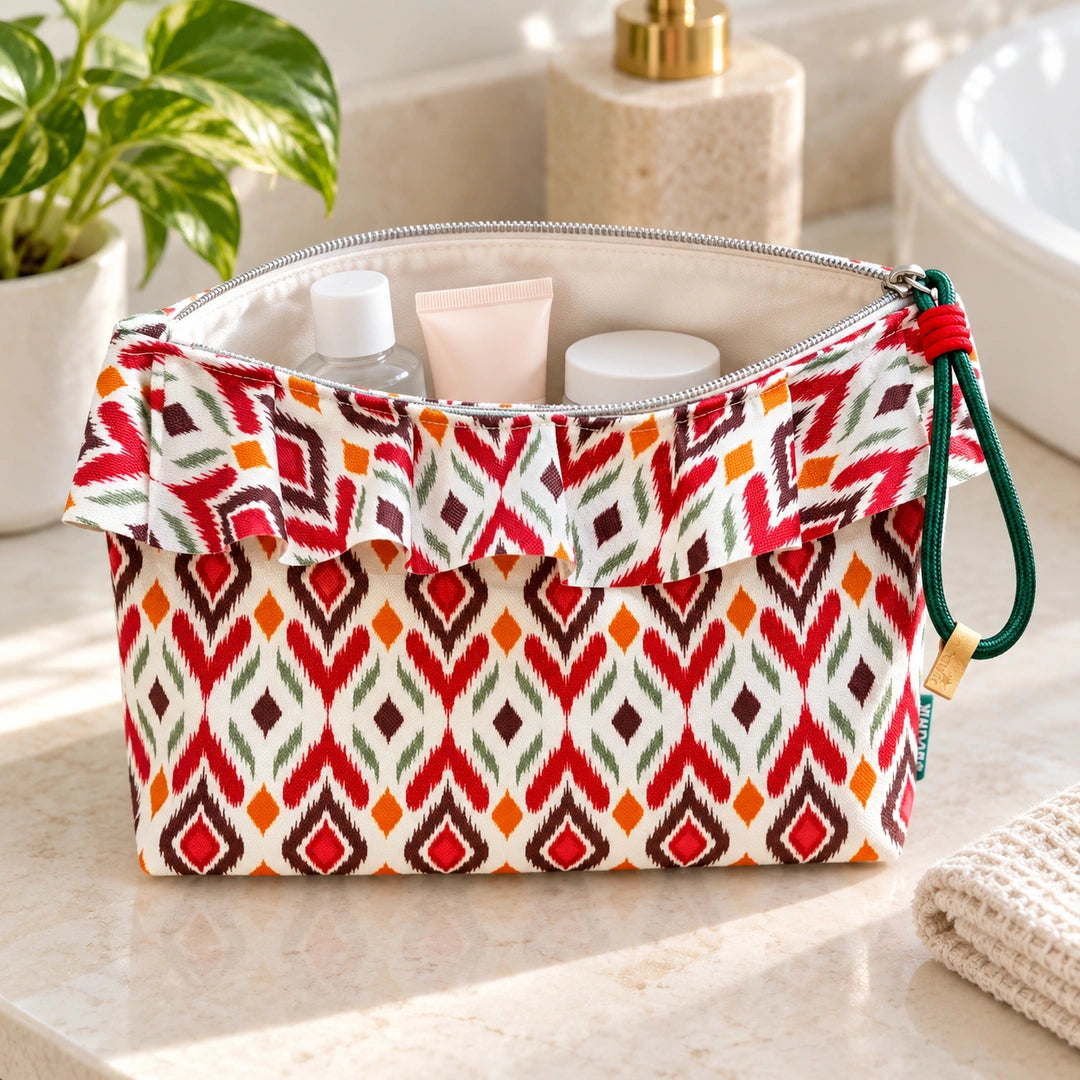 Necessaire Grande Impermeável Maggy com Folho Ikat Losangos Multicor — aberta com produtos de higiene
