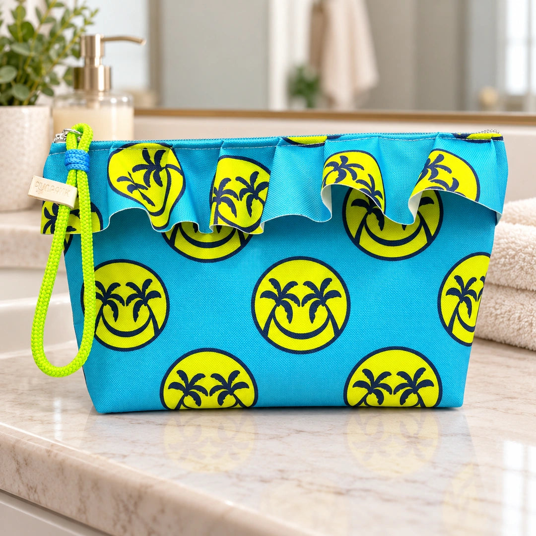Necessaire Grande Impermeável Maggy com Folho Smiles Palmeiras Turquesa — fechada em ambiente de casa de banho