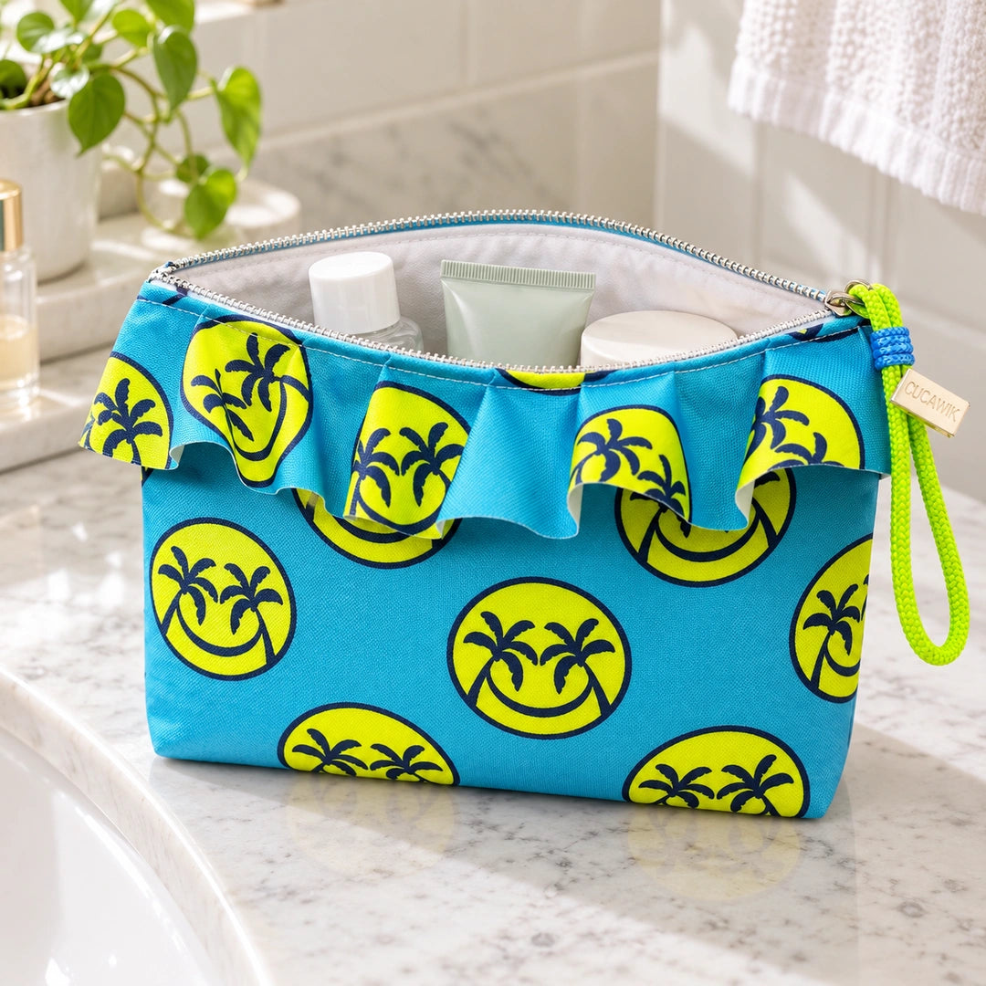 Necessaire Grande Impermeável Maggy com Folho Smiles Palmeiras Turquesa — aberta com produtos de higiene