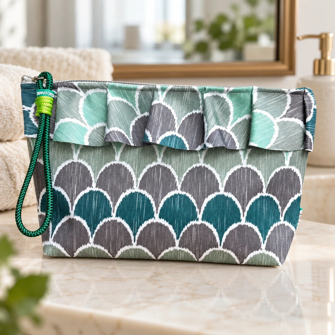 Necessaire Grande Impermeável Maggy com Folho Ikat Escamas Verde — fechada em ambiente de casa de banho