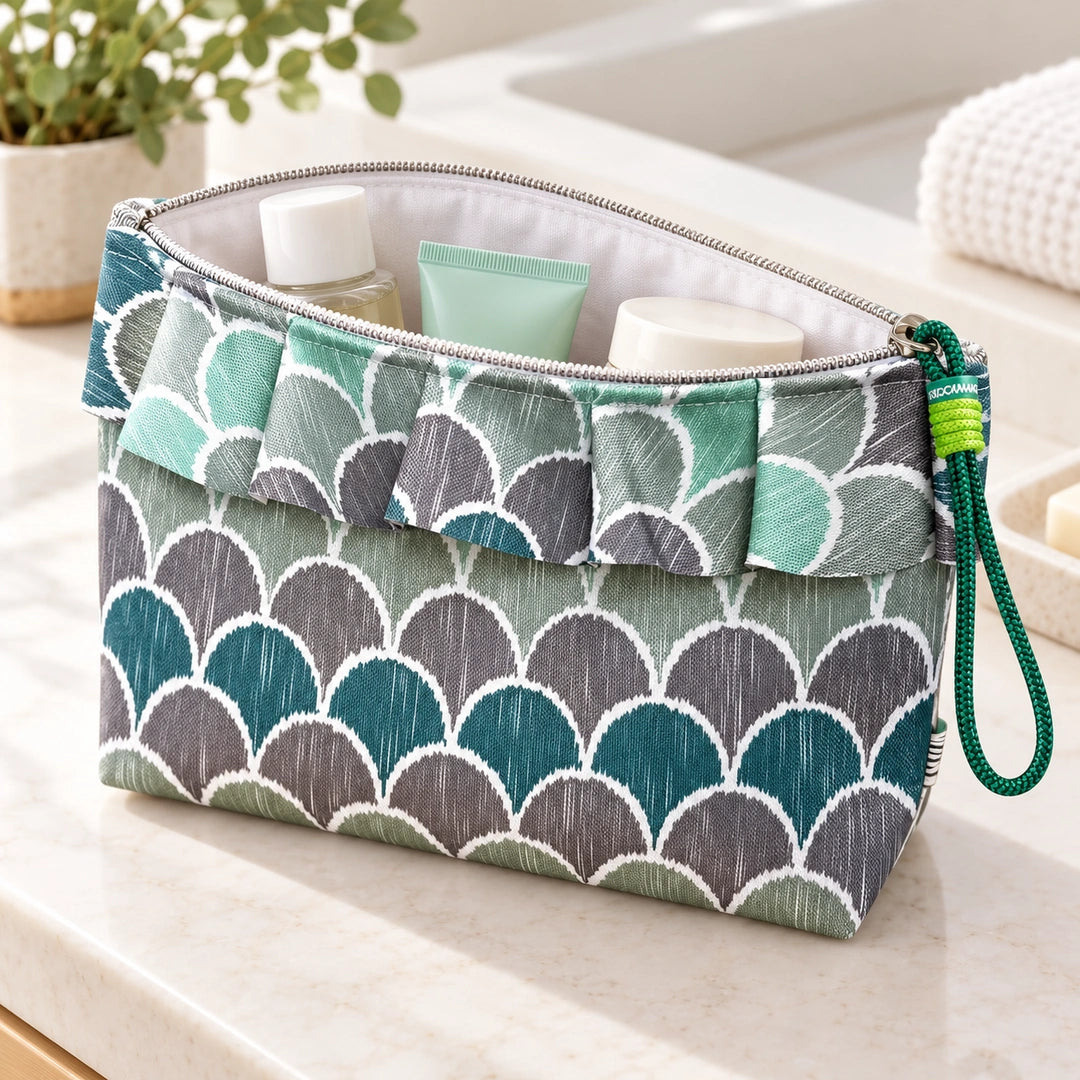 Necessaire Grande Impermeável Maggy com Folho Ikat Escamas Verde — aberta com produtos de higiene