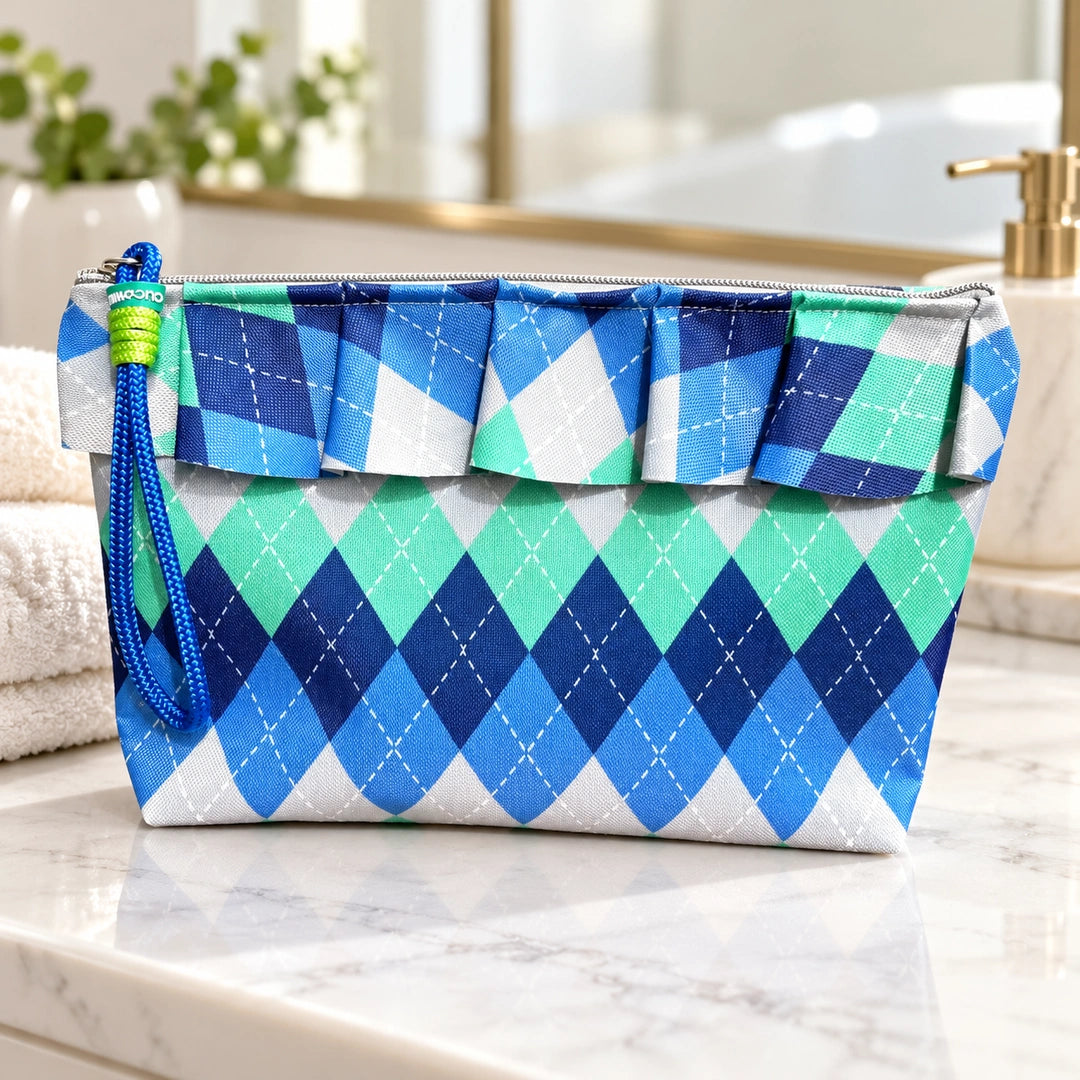 Necessaire Grande Impermeável Maggy com Folho Argyle Azul Verde — fechada em ambiente de casa de banho