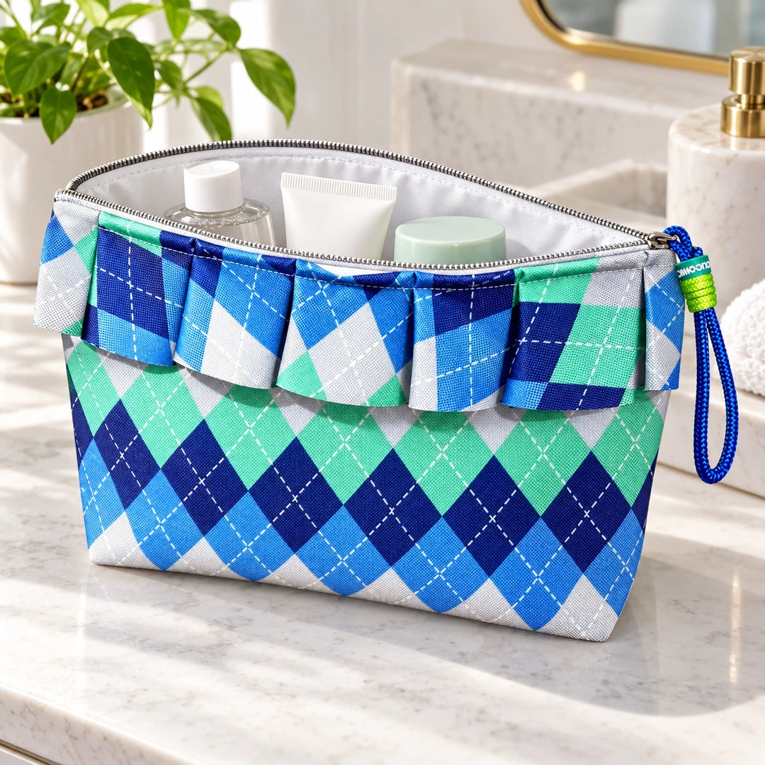 Necessaire Grande Impermeável Maggy com Folho Argyle Azul Verde — aberta com produtos de higiene