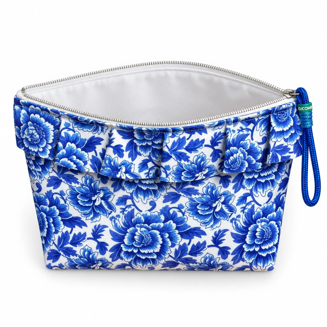 Necessaire Grande Impermeável Maggy com Folho Paisley Peónias Azul Porcelana — aberta e vazia, interior branco sem forro nem divisórias