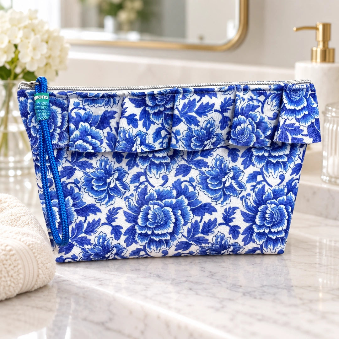 Necessaire Grande Impermeável Maggy com Folho Paisley Peónias Azul Porcelana — fechada em ambiente de casa de banho