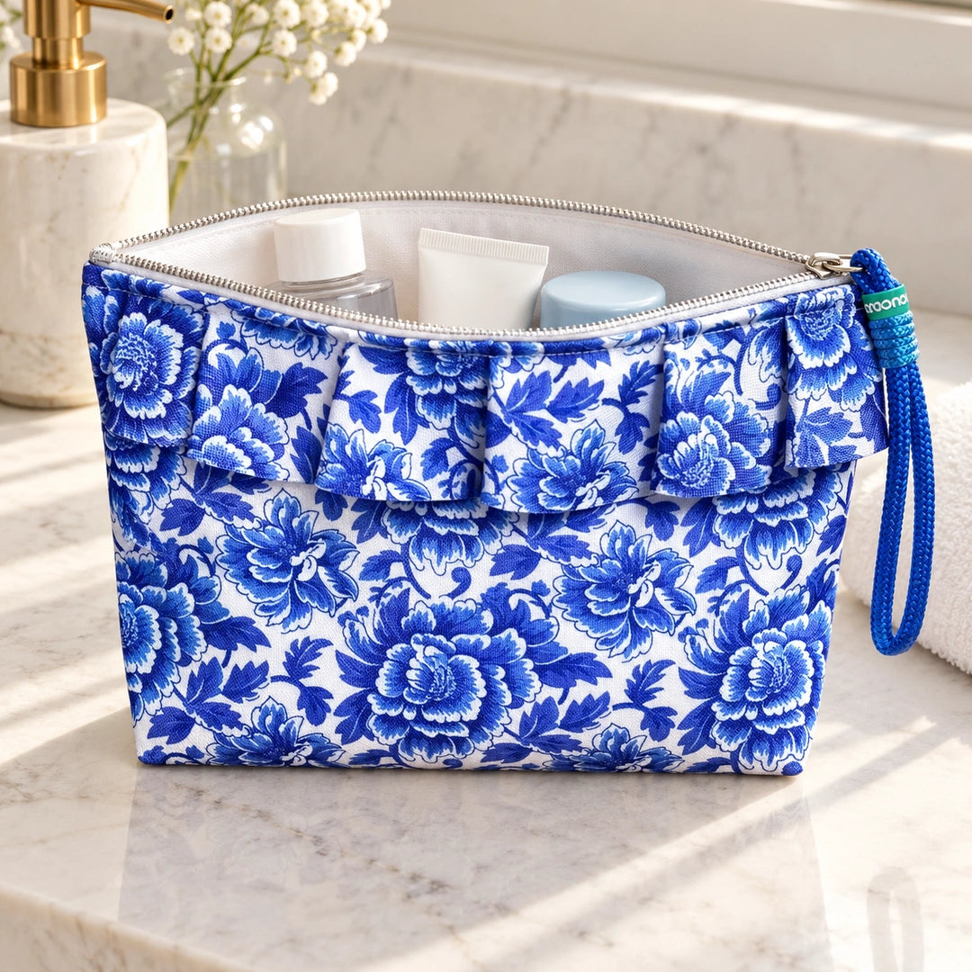 Necessaire Grande Impermeável Maggy com Folho Paisley Peónias Azul Porcelana — aberta com produtos de higiene