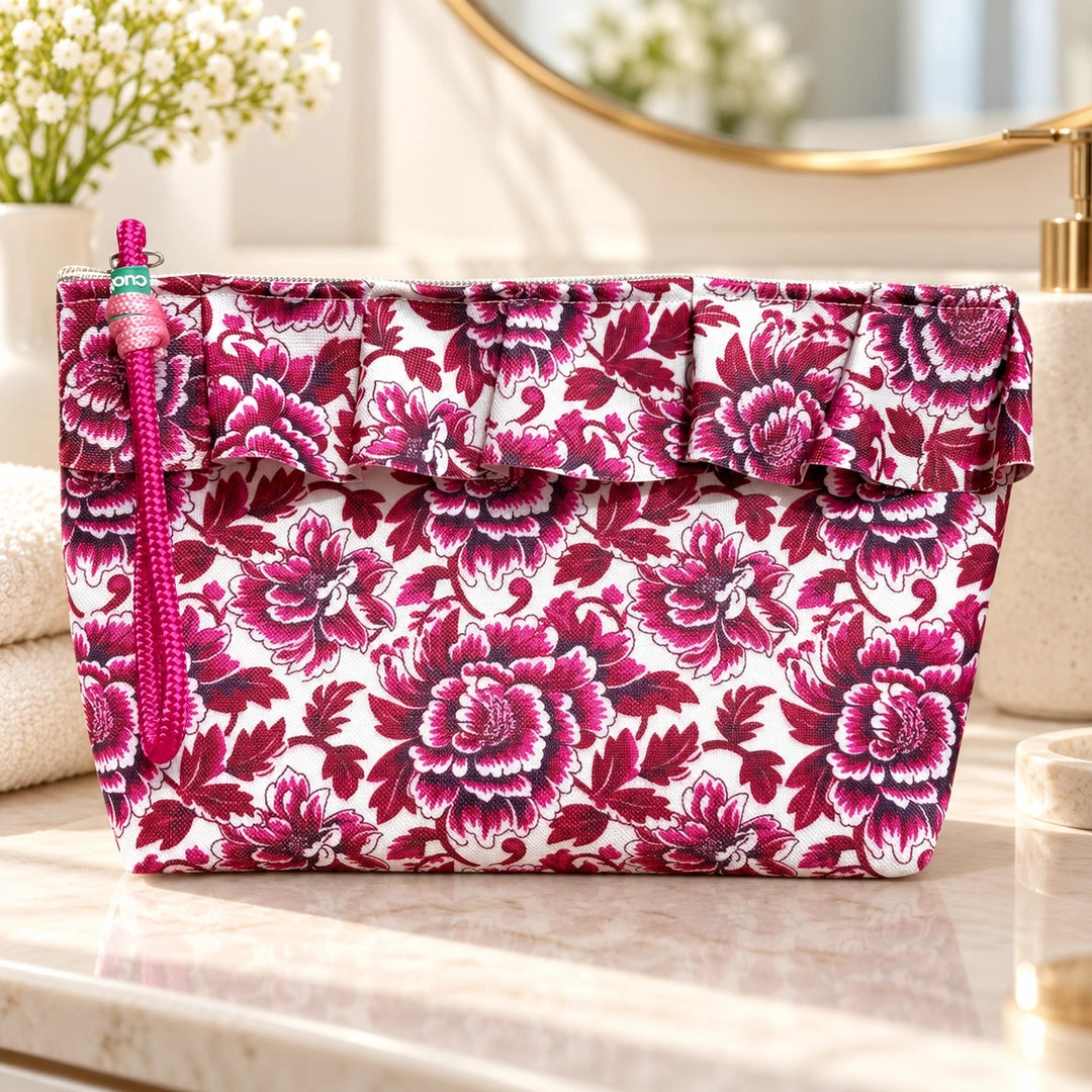 Necessaire Grande Impermeável Maggy com Folho Paisley Peónias Vermelho Bordeaux — fechada em ambiente de casa de banho