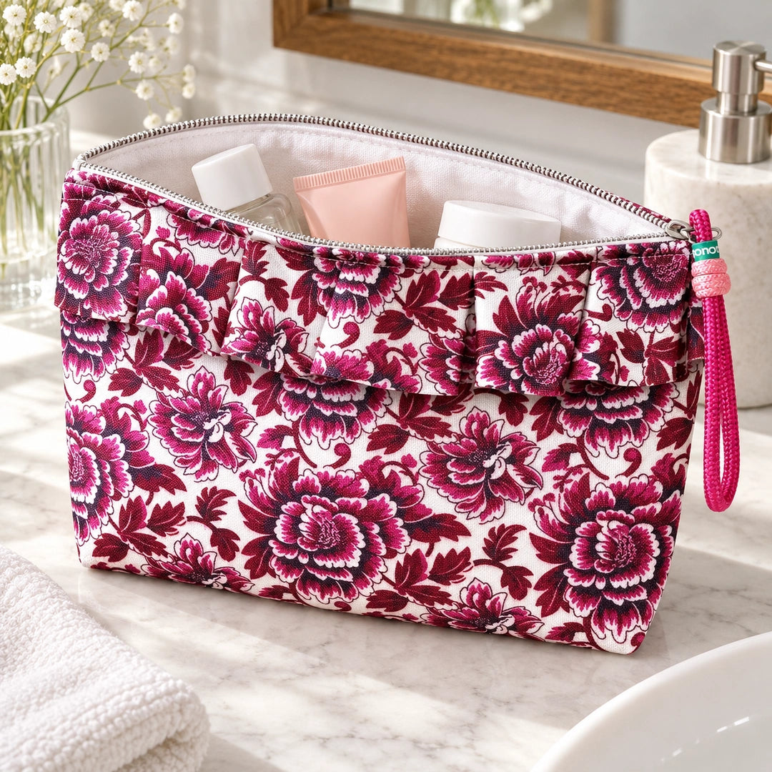 Necessaire Grande Impermeável Maggy com Folho Paisley Peónias Vermelho Bordeaux — aberta com produtos de higiene