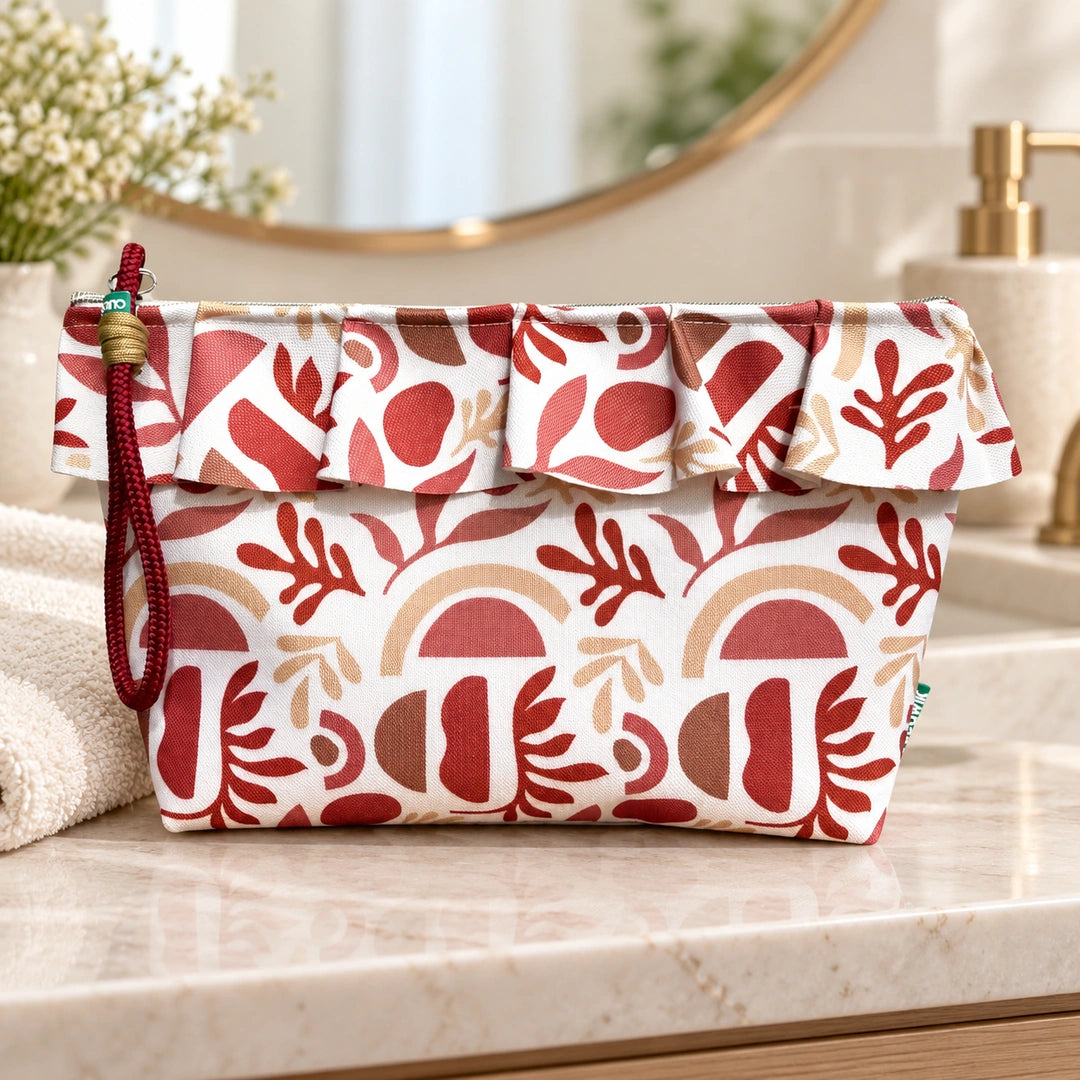 Necessaire Grande Impermeável Maggy com Folho Plantas Bege Castanho — fechada em ambiente de casa de banho