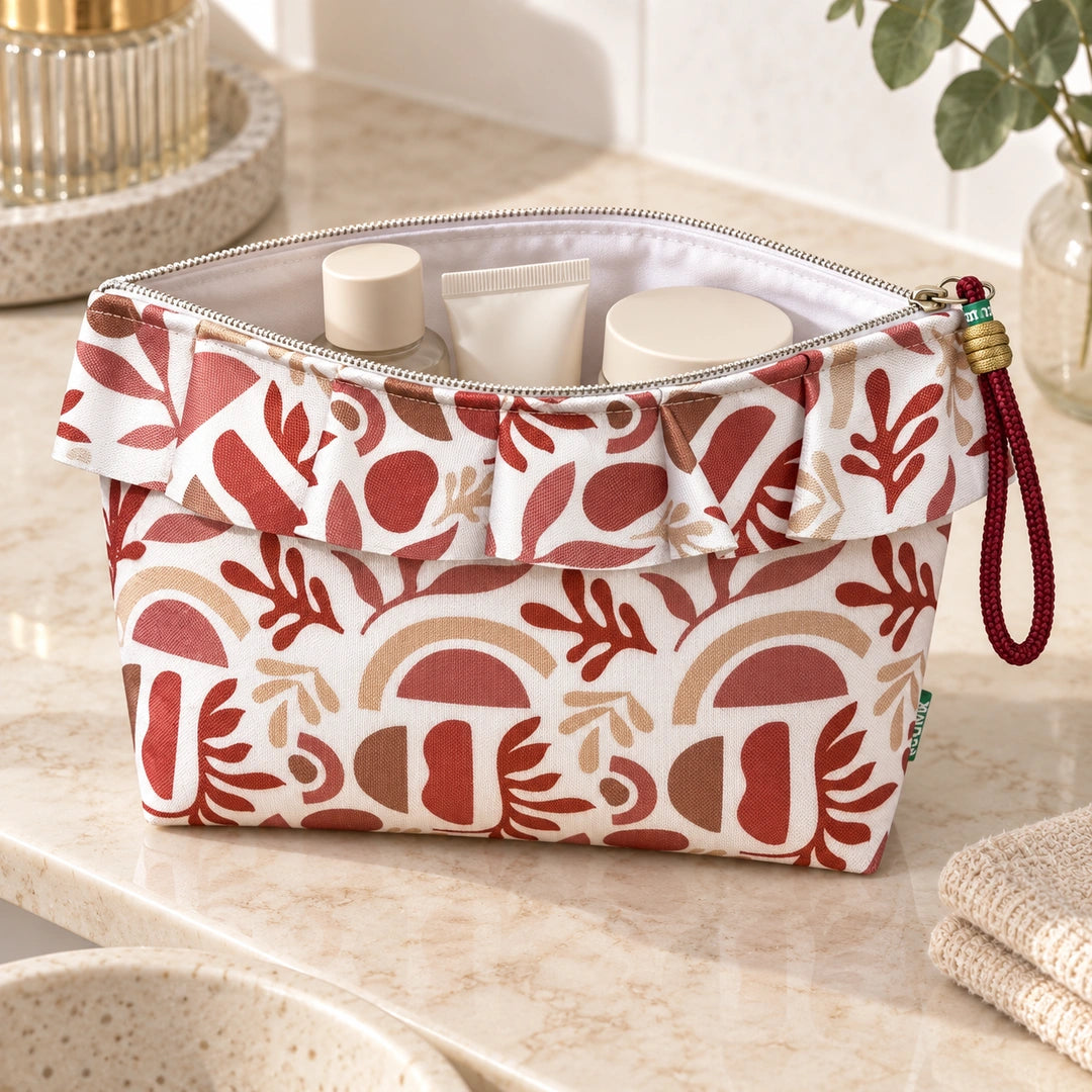 Necessaire Grande Impermeável Maggy com Folho Plantas Bege Castanho — aberta com produtos de higiene