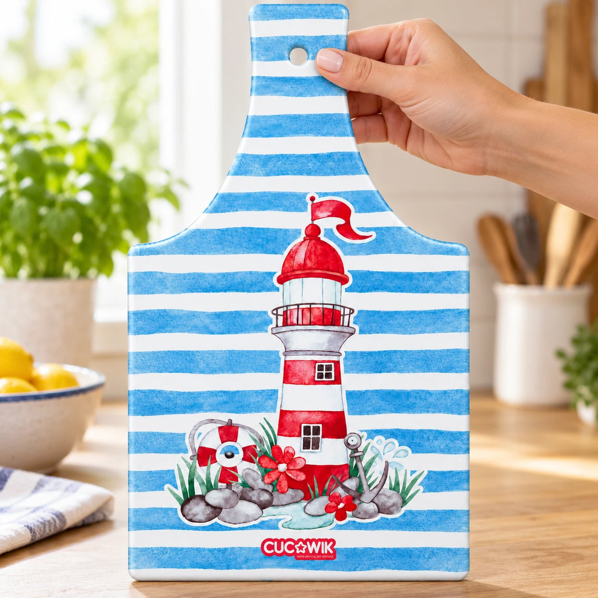 Tábua de Corte de Cerâmica Farol Vermelho Fundo Riscas Azuis em ambiente de cozinha