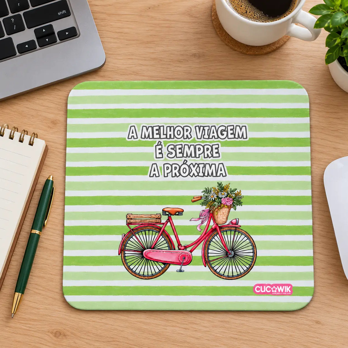Tapete de rato com frase A Melhor Viagem É Sempre A Próxima em ambiente de escritório