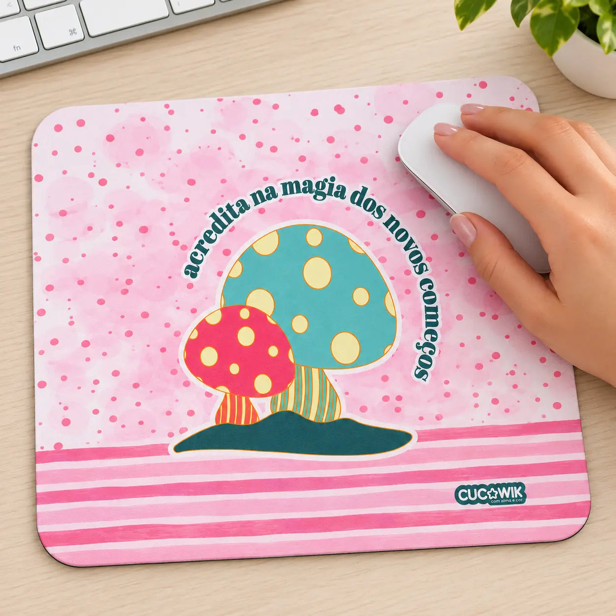 Tapete de rato com frase Acredita na Magia dos Novos Começos em utilização – na secretária